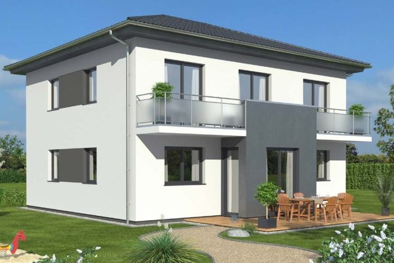 Modernes zweigeschossiges Haus mit Balkon und Gartenmöbeln im Freien.
