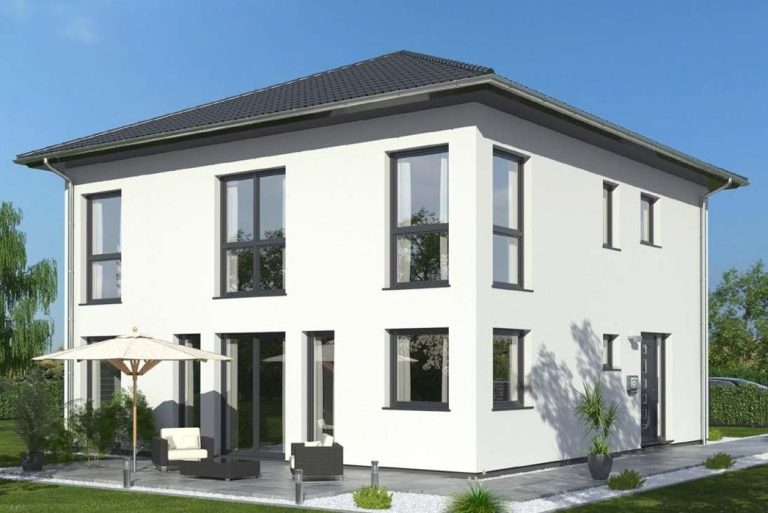 Modernes zweistöckiges Haus mit weißen Wänden, großen Fenstern und Balkon.