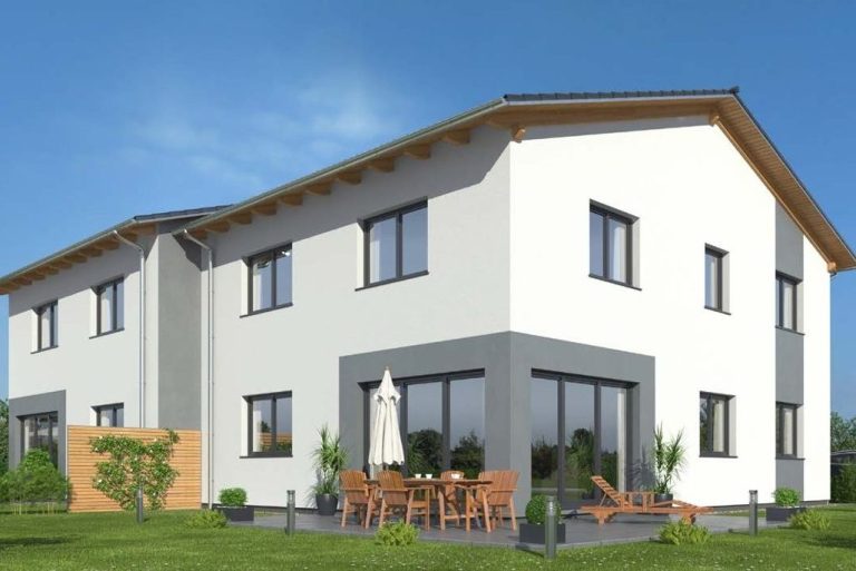 Modernes zweigeschossiges Haus mit großen Fenstern und Terrasse. Garten mit Sitzgelegenheiten.