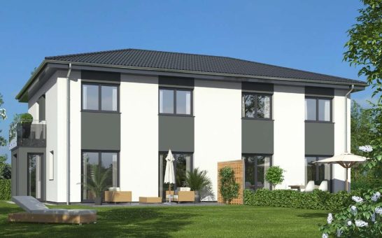 Modernes zweigeschossiges Haus mit hellen Wänden und grünen Fensterläden, umgeben von Garten.
