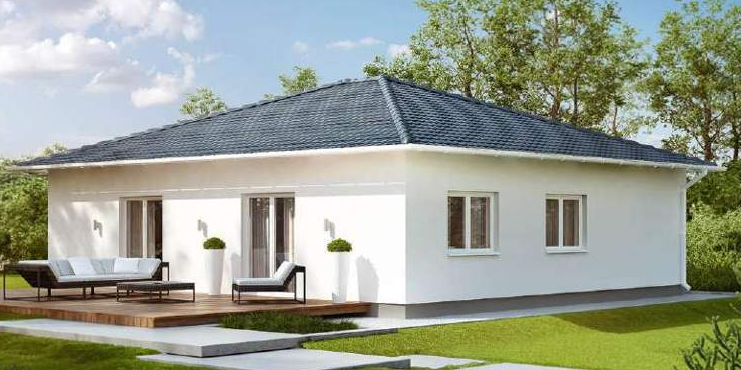 Bungalow Ausgewogene 105 Moderne, einstöckige Villa mit Terrasse und Garten, umgeben von Bäumen.