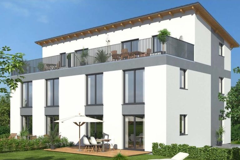 Moderne, zweigeschossige Villa mit Balkon und Garten, umgeben von Bäumen.