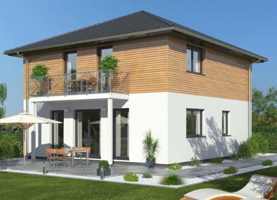 Modernes Haus mit Holzverkleidung, Balkon, Gartenmöbeln und Terrasse.