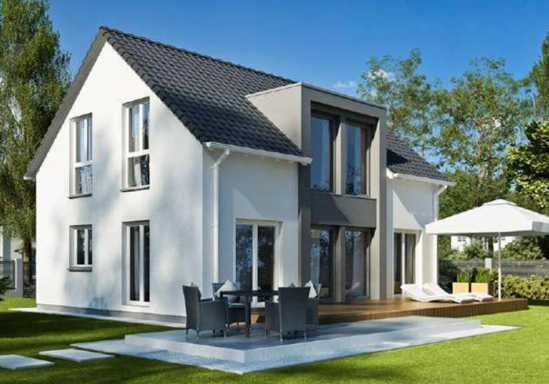 EFH Vielseitige 123.1 Modernes Einfamilienhaus mit Terrasse und Garten, umgeben von Bäumen.