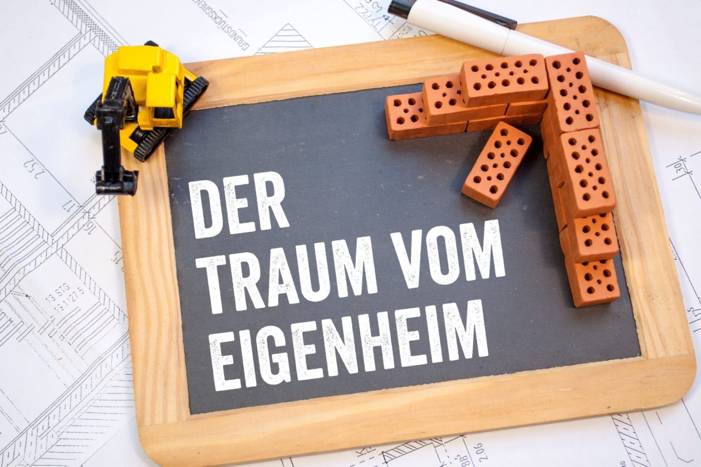 Der Hausbau Berater - Fachberater für Fertighäuser - Thomas Bärtle Text: "Der Traum vom Eigenheim" mit Legosteinen und Baustellenutensilien.