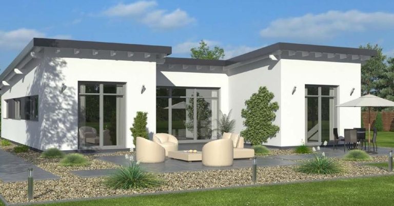 Moderne, weiße Doppelhaushälfte mit Stühlen und Gartenlandschaft.