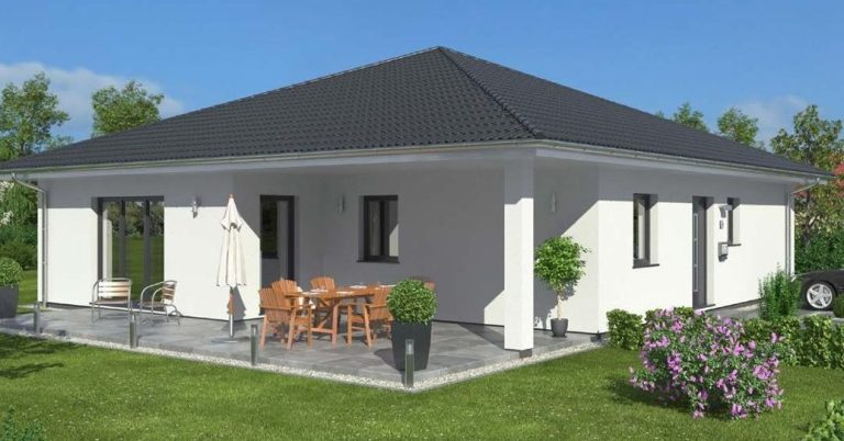 Modernes Haus mit großen Fenstern, Garten und Terrasse in ruhiger Umgebung.