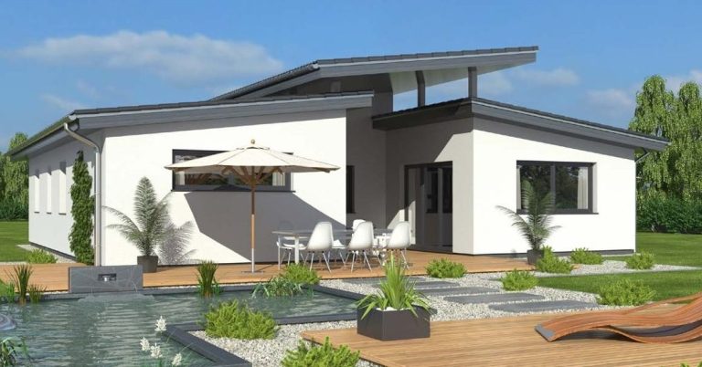 Modern Einfamilienhaus mit überdachter Terrasse und großem Garten.