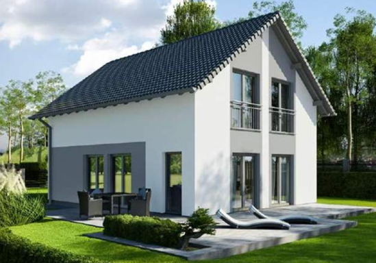EFH Vielseitige 125 Modernes Haus mit grauem Dach, Balkon und Gartenmöbeln im Außenbereich.