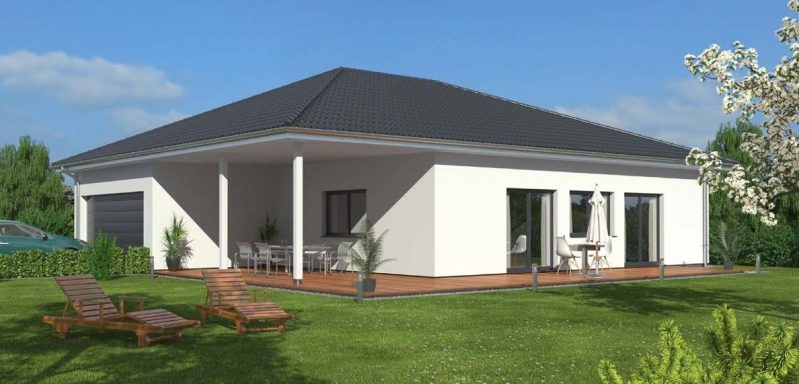 Drevo Bungalow 99 WD Modernes Einfamilienhaus mit Terrasse, Rasenfläche und zwei Liegestühlen.