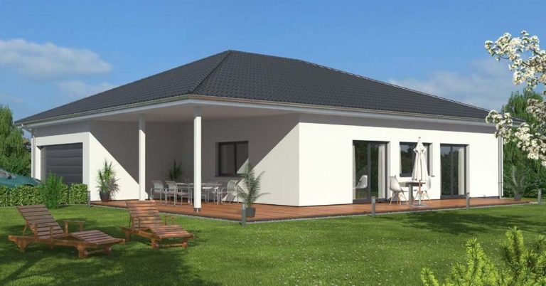 Modern Einfamilienhaus mit überdachter Terrasse und großem Garten.