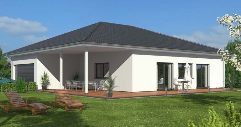 Drevo Fertighaus - Bungalow 99 WD Modern Einfamilienhaus mit Terrasse, Garten und großem, frontalem Fenster.