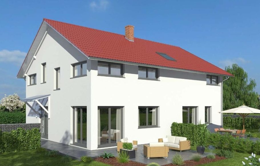 Modernes, zweigeschossiges Einfamilienhaus mit rotem Dach und Garten.