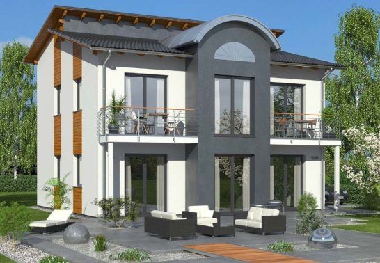Modernes zweigeschossiges Haus mit großem Balkon und Gartenmöbeln im Freien.