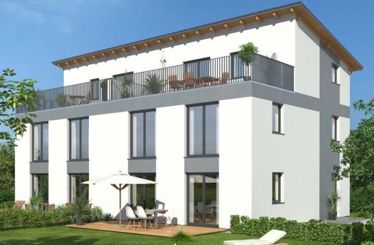 Moderne, mehrstöckige Villa mit Terrasse und Balkonen, umgeben von Grünanlagen.