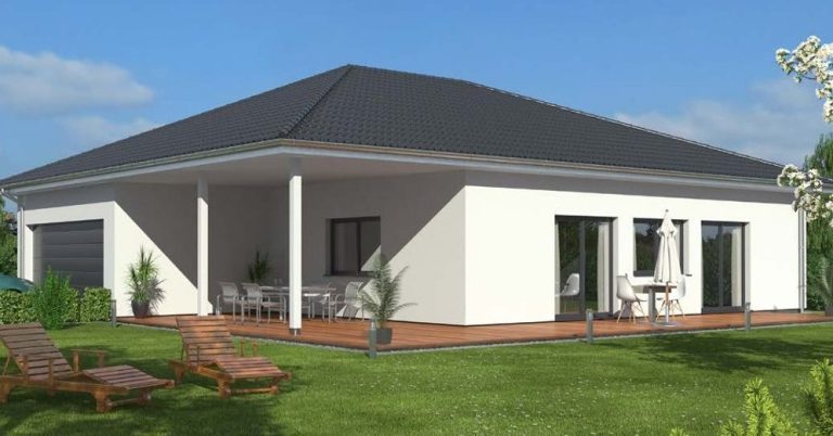 Modernes Einfamilienhaus mit flachem Dach und großzügiger Terrasse im Garten.