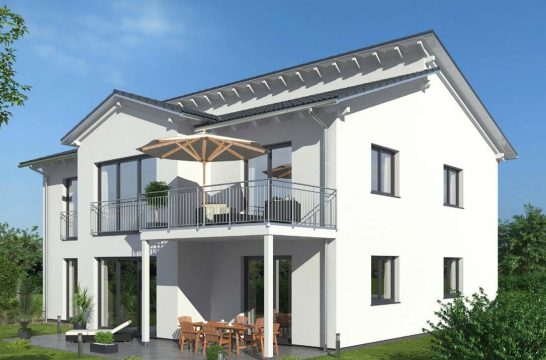 Modernes, zweigeschossiges, weißes Haus mit Balkon und Terrasse im Grünen.