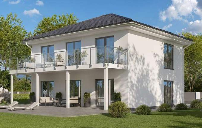 Modernes zweigeschossiges Haus mit Balkon und klaren Linien in einem grünen Umfeld.
