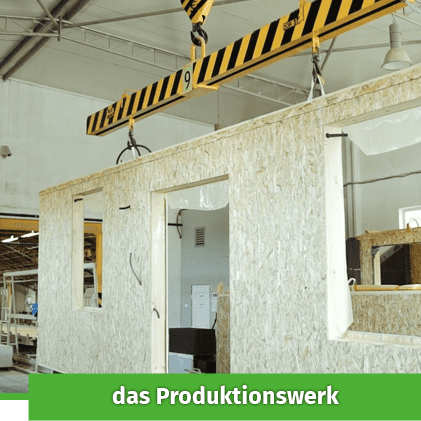 Enovia Haus Wandproduktion Fertige Wände aus Holzwerkstoffen werden in einer Produktionshalle montiert.