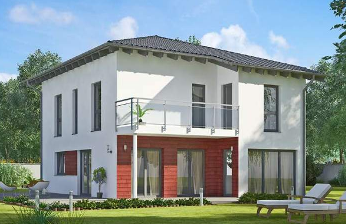 Enovia Haus - Fachberater für Fertighäuser - Thomas Bärtle Modernes zweistöckiges Haus mit roter Fassade und Balkon, umgeben von Grünflächen.