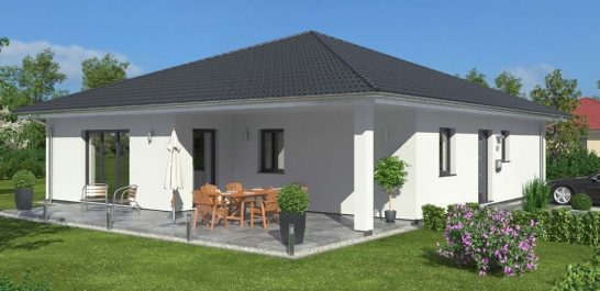 Moderne, einstöckige Villa mit Terrasse und Garten, umgeben von grüner Bepflanzung.