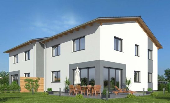 Moderne zweigeschossige Wohnhaus mit Terrassenmöbeln und Sonnenschirm im Garten.