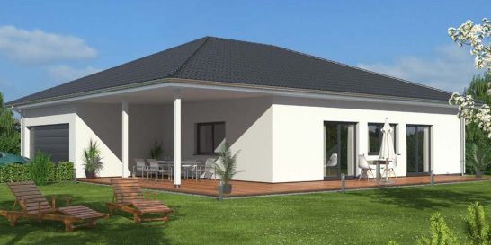 Ein modernes, einstöckiges Haus mit Terrasse, Garten und großen Fenstern.