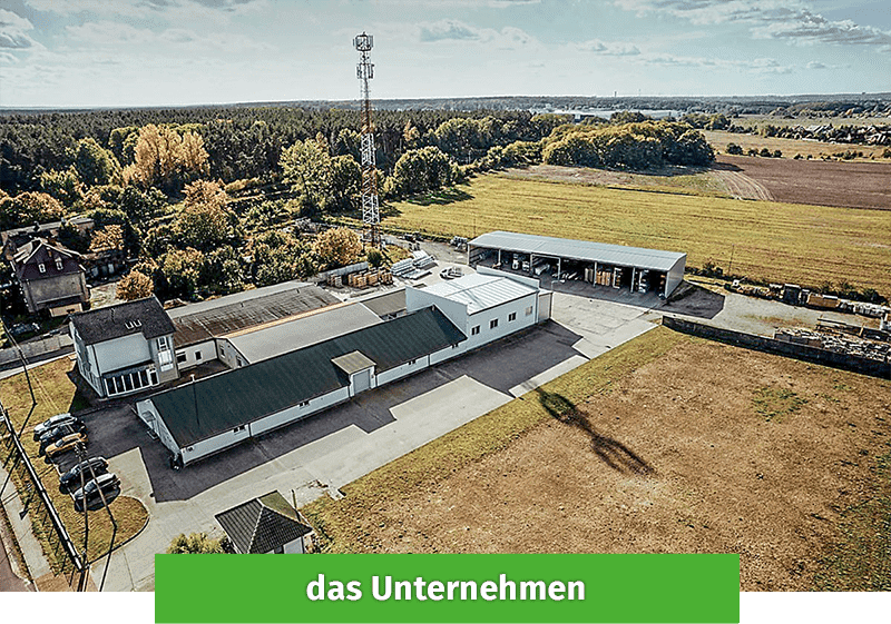 Enovia Haus Werk Luftaufnahme eines Unternehmensgeländes mit mehreren Gebäuden und Freiflächen.