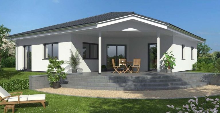 Drevo Fertigbau - Bungalow WD 117 Einfamilienhaus mit Veranda, Gartenmöbeln und großzügiger Terrasse in ländlicher Umgebung.