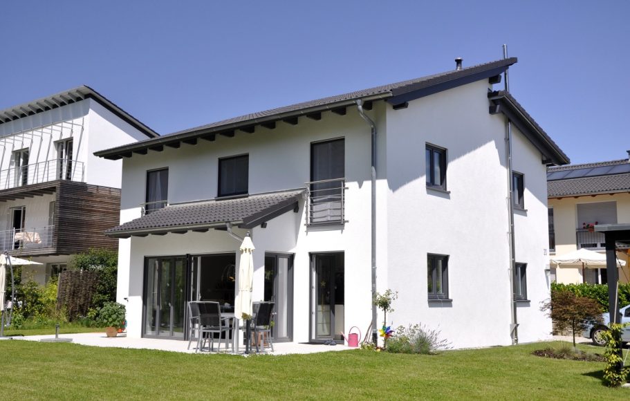 Der Hausbau Berater - Kundenhaus Modernes, zweigeschossiges, weißes Einfamilienhaus mit Garten.
