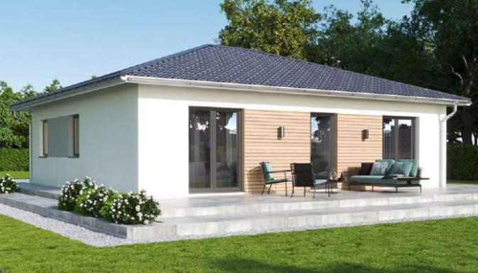 Bungalow Ausgewogene 86 Moderne, einstöckige Villa mit großen Fenstern und Terrasse, umgeben von Rasenflächen.