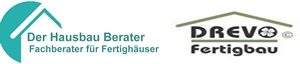 Drevo Fertigbau / Der Hausbau Berater Logo von Drevo Fertigbau mit stilisiertem Haus und Blumenmotiv.