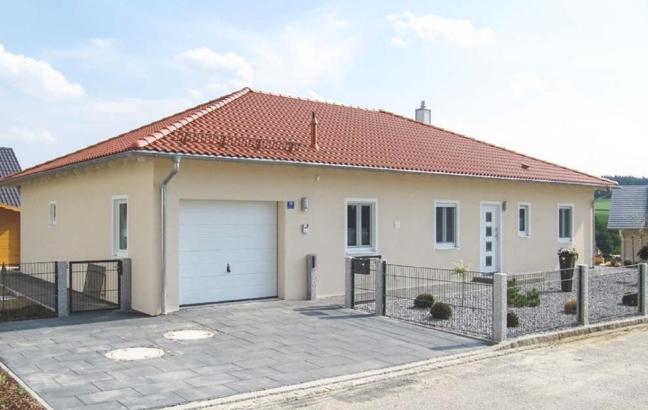 Der Hausbau Berater - Drevo Fertighaus Berater - Thomas Bärtle Moderne Villa mit Flachdach, großer Terrasse und Pool im Garten.