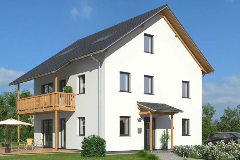 Moderner, weißer Neubau mit Balkon, Solarpanelen und Garten, umgeben von Bäumen.